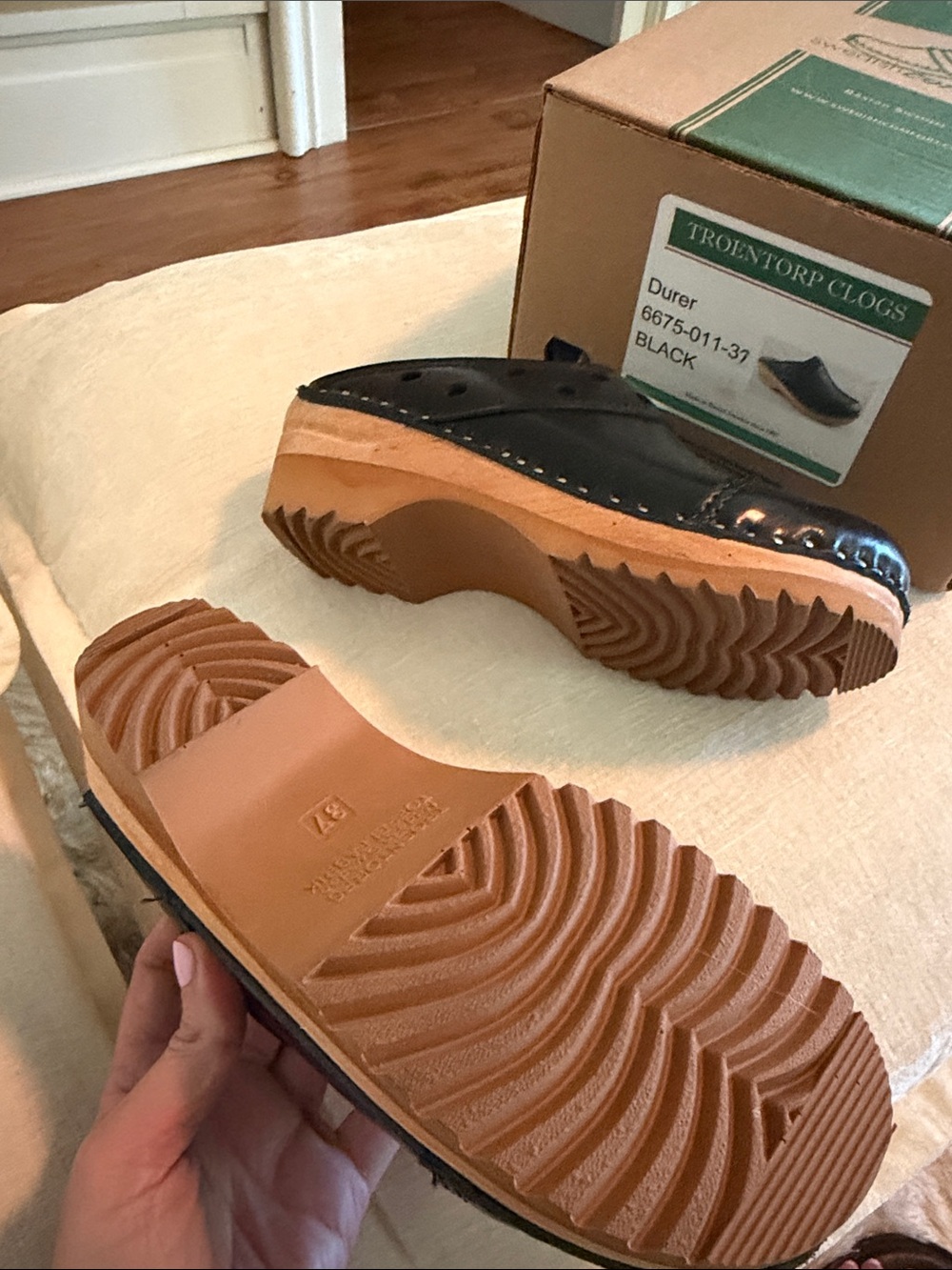 Classic Women’s Clogs with Wooden Sole - Picture 5 of 5